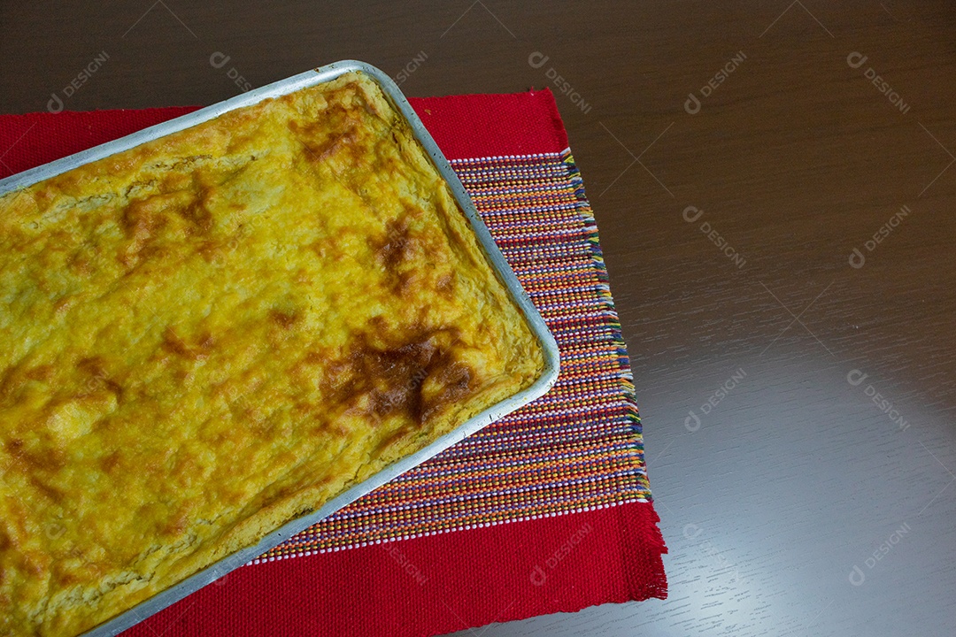 Torta de Palmito na Mesa de Madeira da Cozinha. Famosa Torta de Natal no Brasil. Vista do topo.