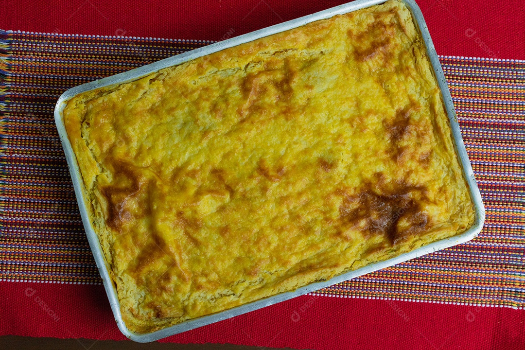 Torta de Palmito na Mesa de Madeira da Cozinha. Famosa Torta de Natal no Brasil. Vista do topo.
