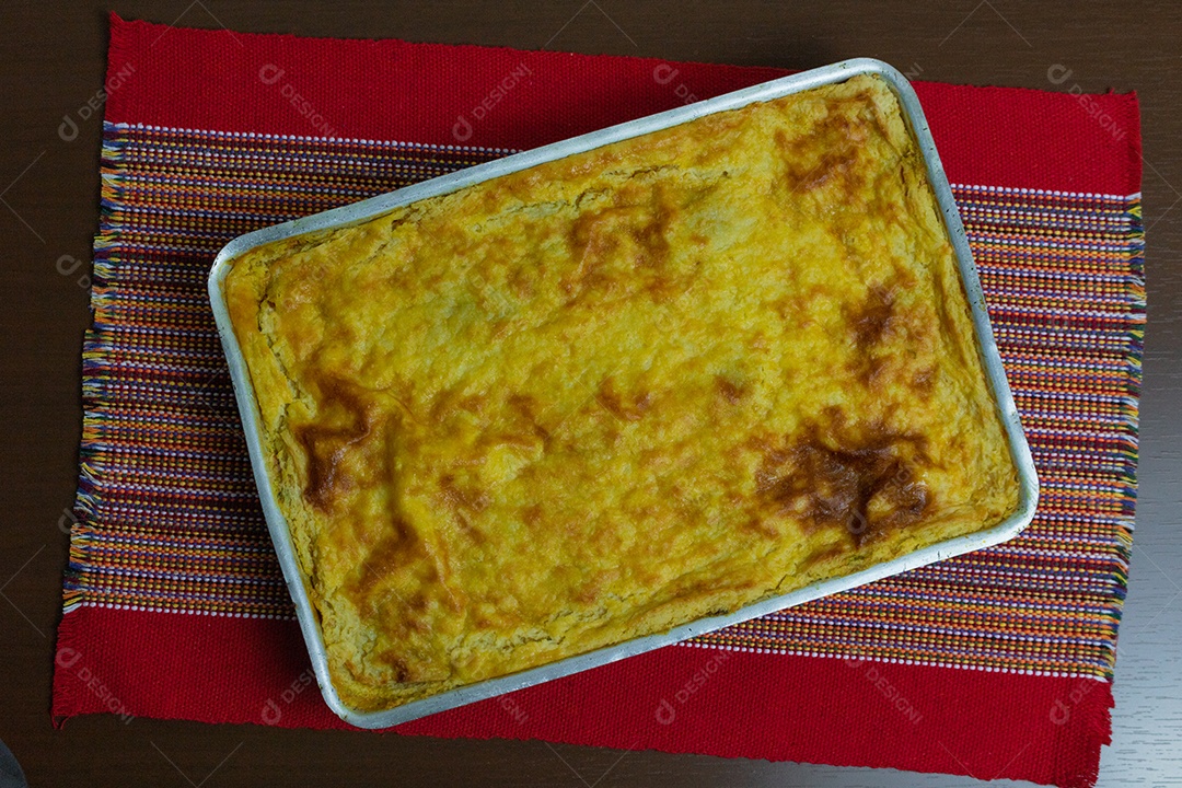Torta de Palmito na Mesa de Madeira da Cozinha. Famosa Torta de Natal no Brasil. Vista do topo.