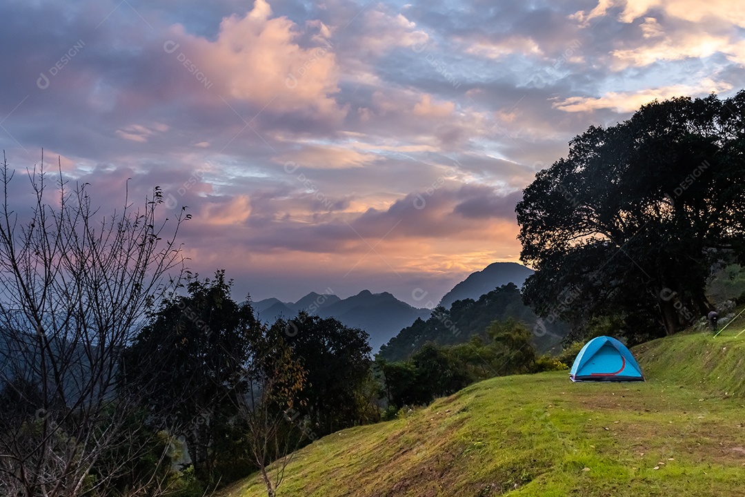 Paisagem montanhosa e tenda céu noturno dramático