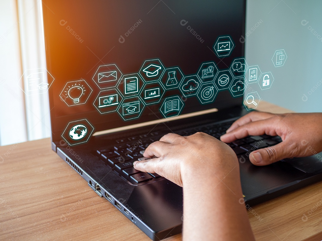 Mão humana trabalhando no computador. Conceito de negócio e tecnologia de comunicação.