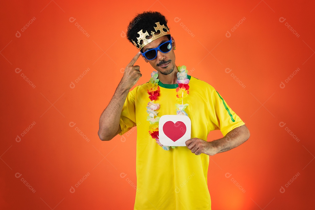 Jogador brasileiro - homem negro comemorando com camiseta amarela isolada