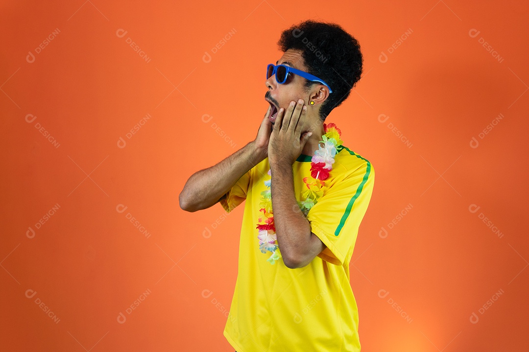 Jogador brasileiro - homem negro comemorando com camiseta amarela isolada