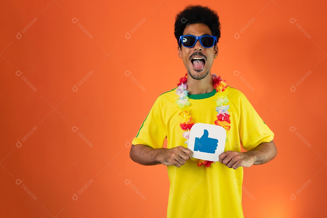 Jogador brasileiro - homem negro comemorando com camiseta amarela isolada