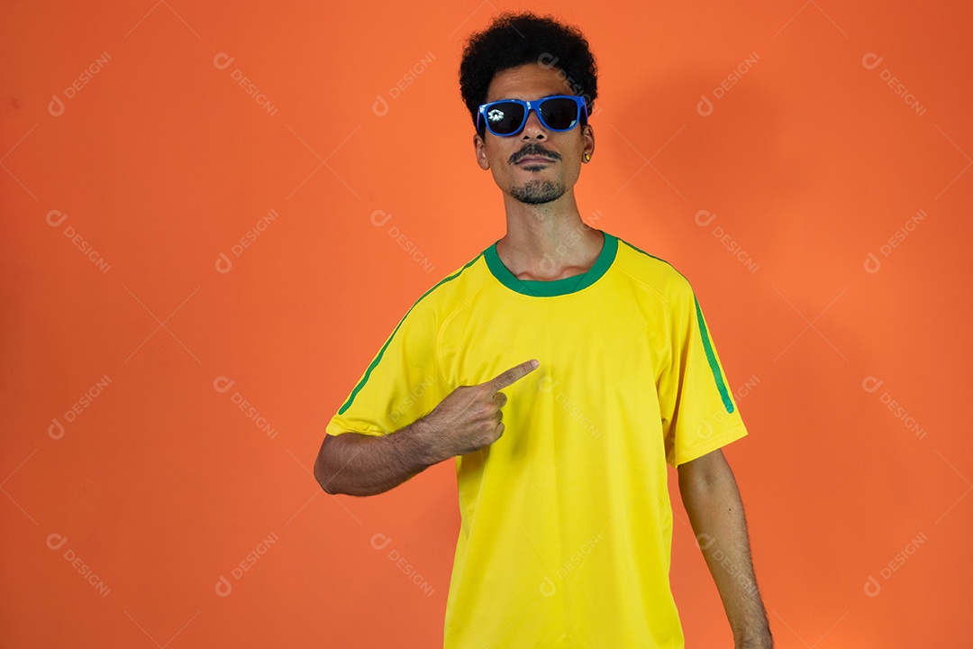 Jogador brasileiro - homem negro comemorando com camiseta amarela isolada