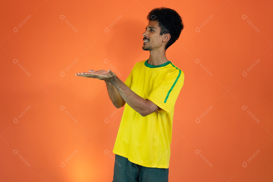 Jogador brasileiro - homem negro comemorando com camiseta amarela isolada