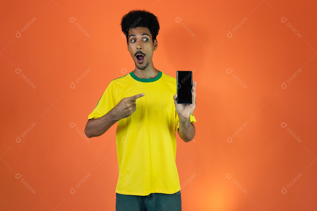 Jogador brasileiro - homem negro comemorando com camiseta amarela isolada
