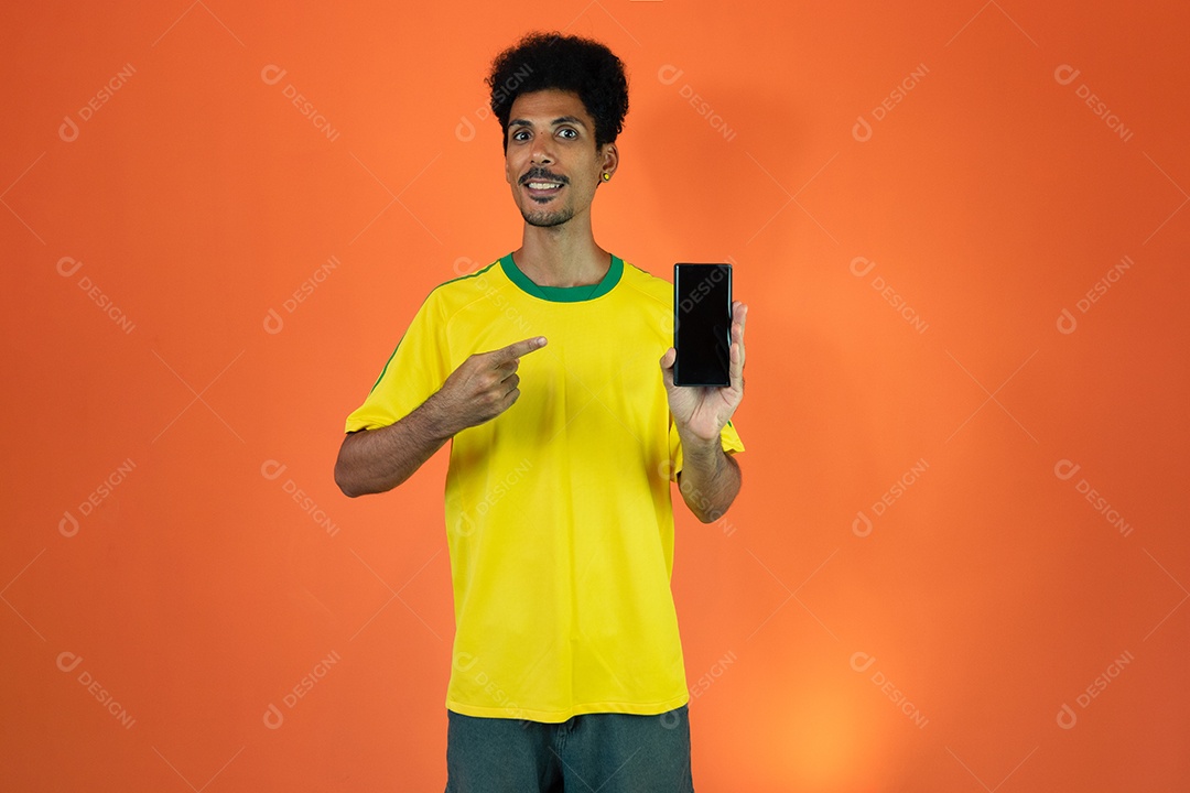 Jogador brasileiro - homem negro comemorando com camiseta amarela isolada