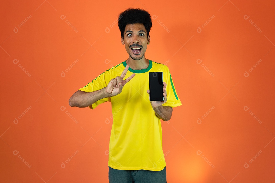 Jogador brasileiro - homem negro comemorando com camiseta amarela isolada