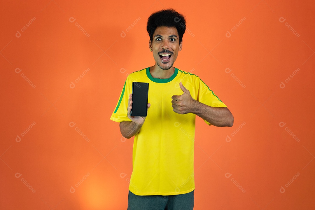 Jogador brasileiro - homem negro comemorando com camiseta amarela isolada