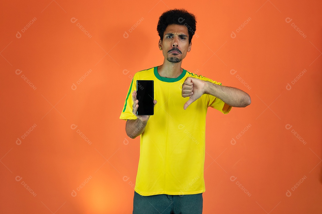 Jogador brasileiro - homem negro comemorando com camiseta amarela isolada