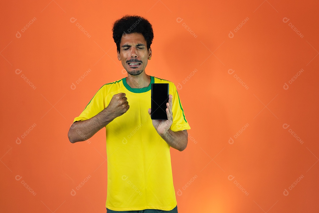 Jogador brasileiro - homem negro comemorando com camiseta amarela isolada