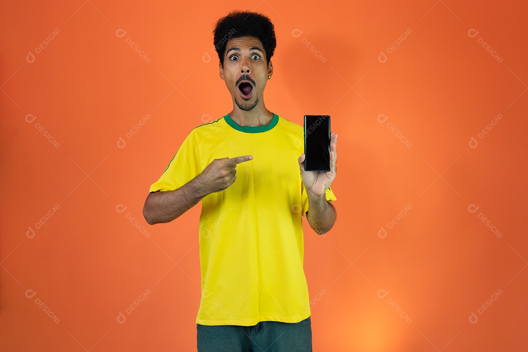 Jogador brasileiro - homem negro comemorando com camiseta amarela isolada