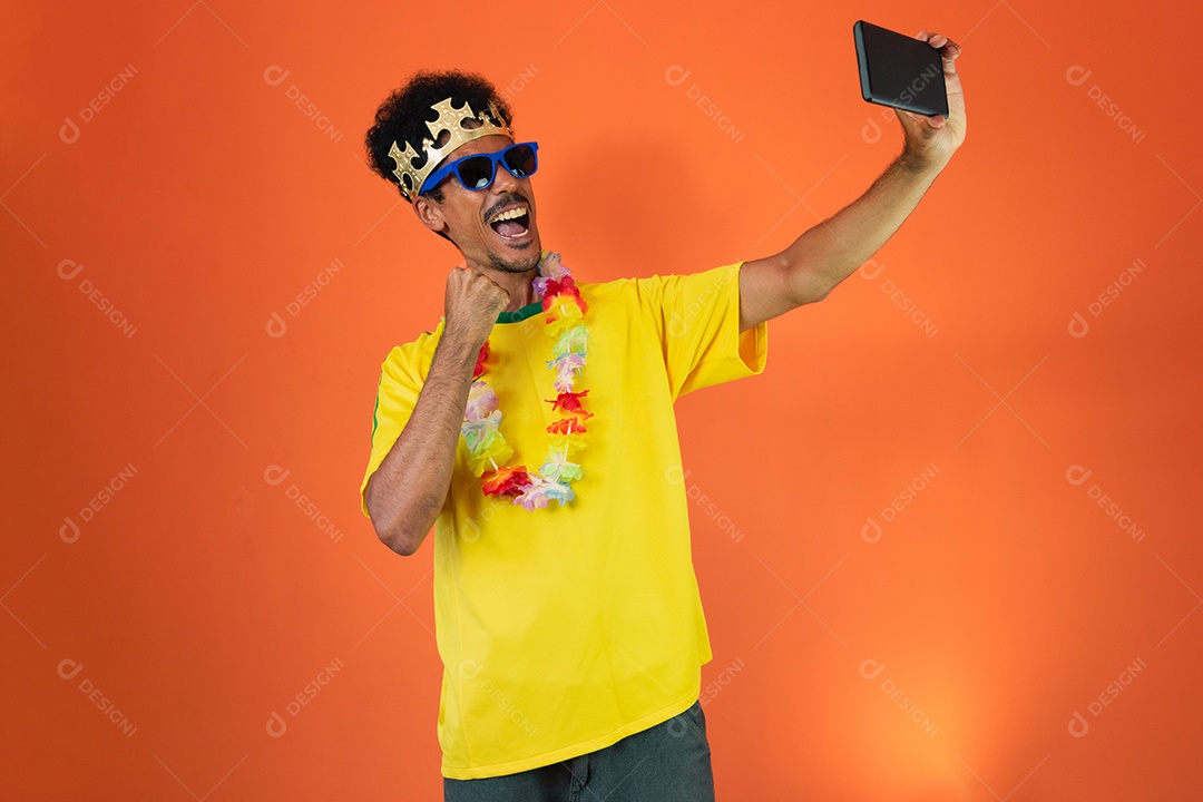 Jogador brasileiro - homem negro comemorando com camiseta amarela isolada