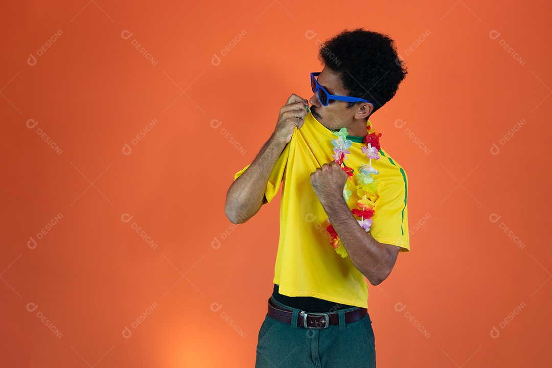 Jogador brasileiro - homem negro comemorando com camiseta amarela isolada