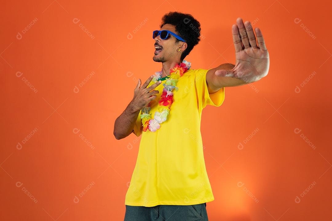 Jogador brasileiro - homem negro comemorando com camiseta amarela isolada