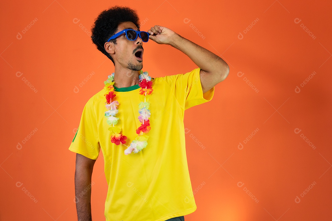Jogador brasileiro - homem negro comemorando com camiseta amarela isolada