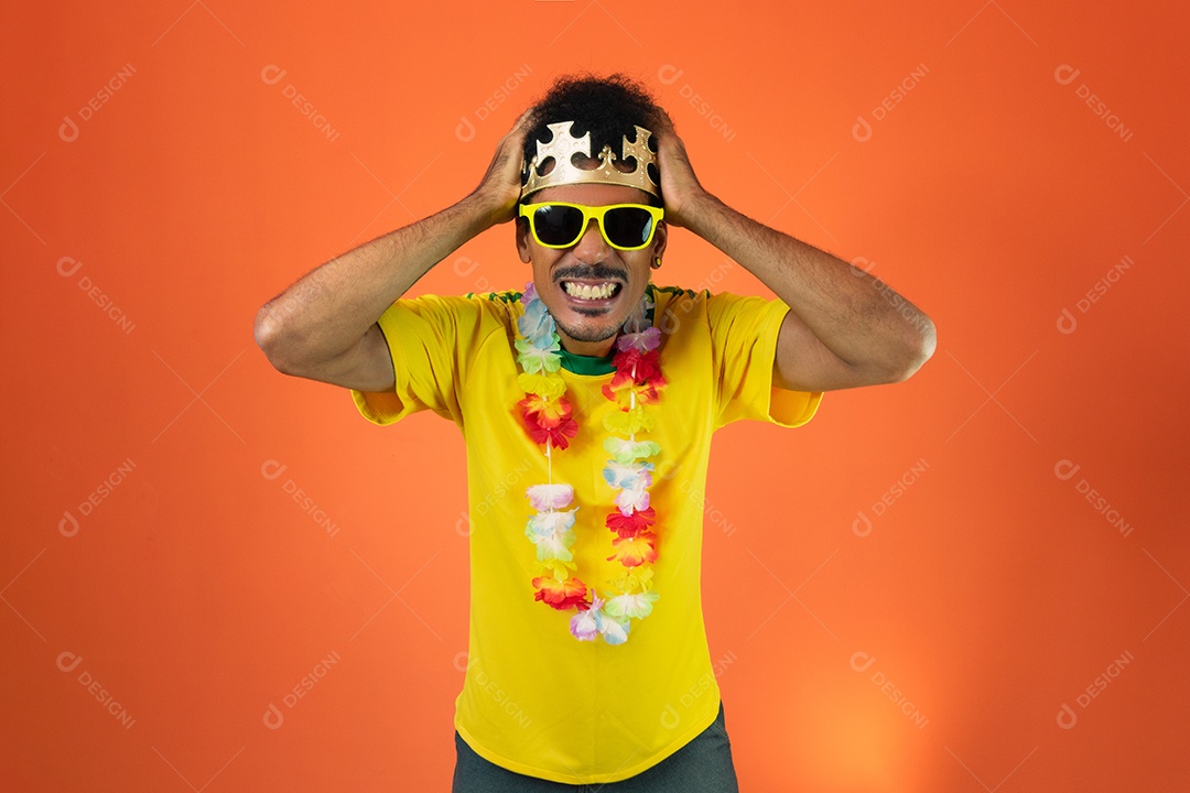 Jogador brasileiro - homem negro comemorando com camiseta amarela isolada