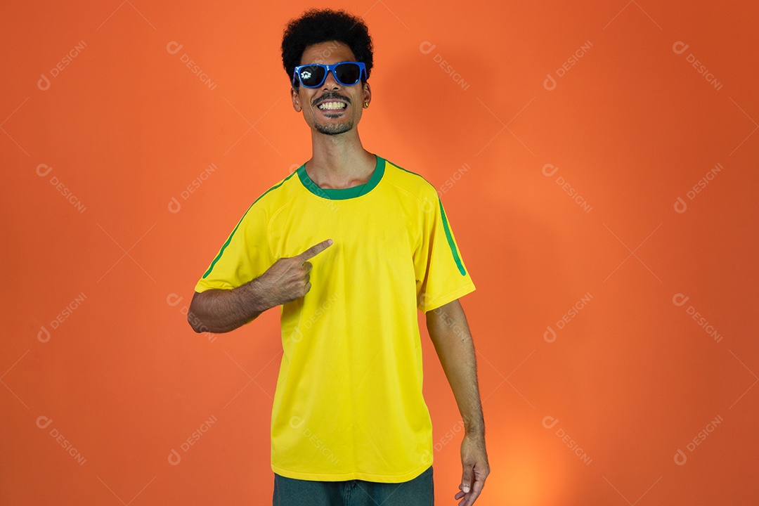 Jogador brasileiro - homem negro comemorando com camiseta amarela isolada