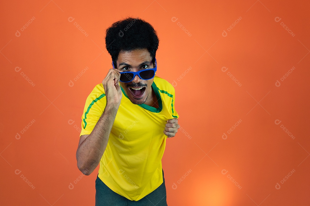Jogador brasileiro - homem negro comemorando com camiseta amarela isolada