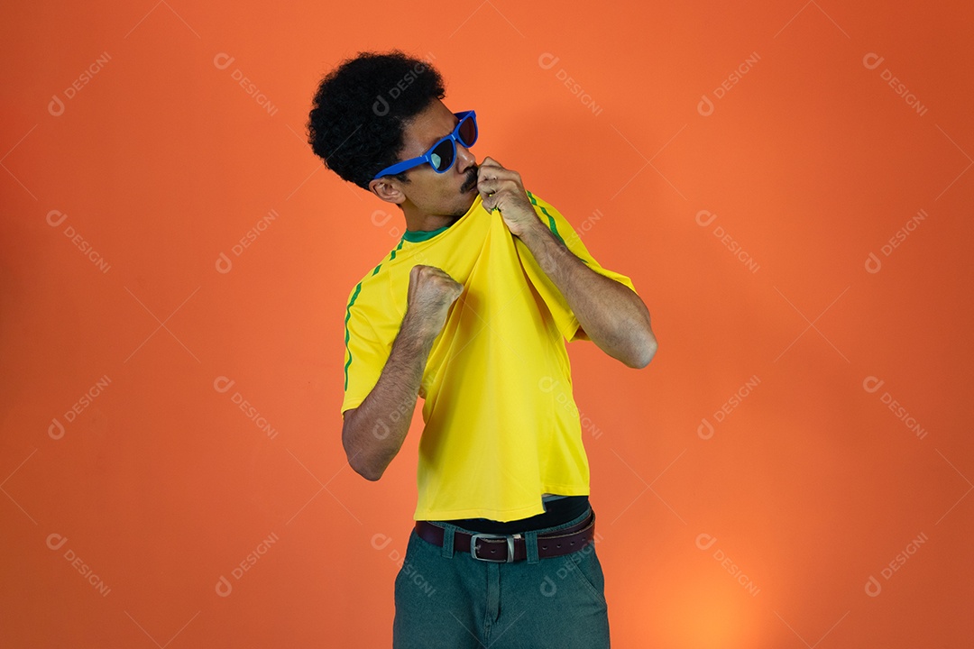 Jogador brasileiro - homem negro comemorando com camiseta amarela isolada