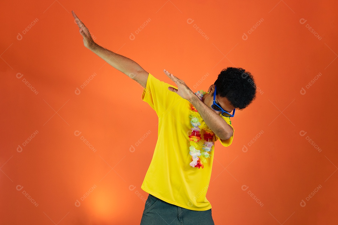 Fã brasileiro de futebol comemorando isolado em fundo laranja. Fã de futebol animado torcendo.