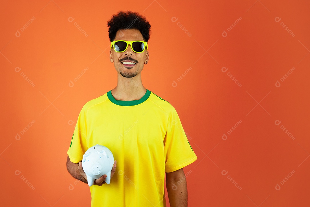 Jogador brasileiro - homem negro comemorando com óculos virtuais isolados em laranja