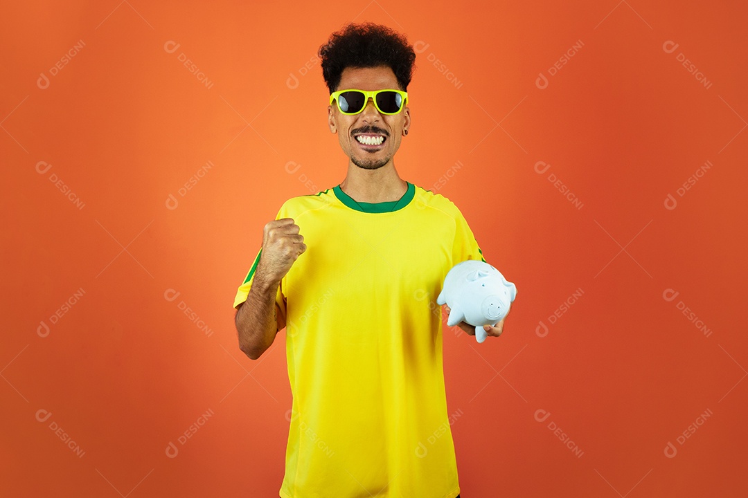 Jogador brasileiro - homem negro comemorando com óculos virtuais isolados em laranja