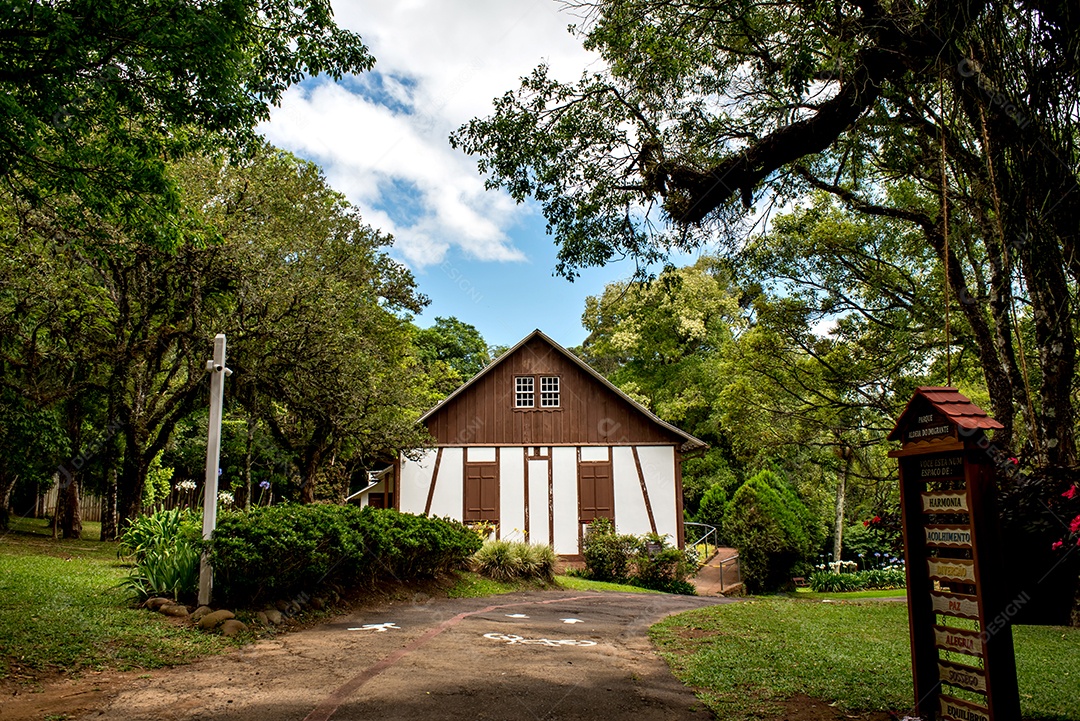 Linda casa germânica em parque no sul do Brasil