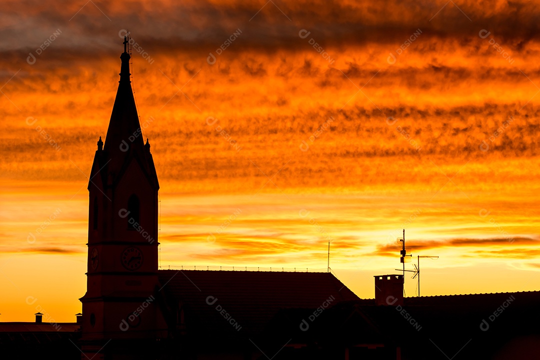 Silhueta da igreja ao pôr do sol vermelho