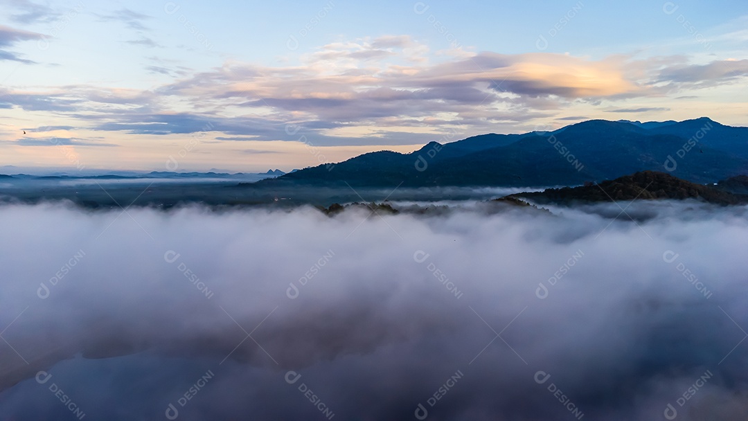 Vista aérea da paisagem Nascer do sol acima da luz dramática das nuvens