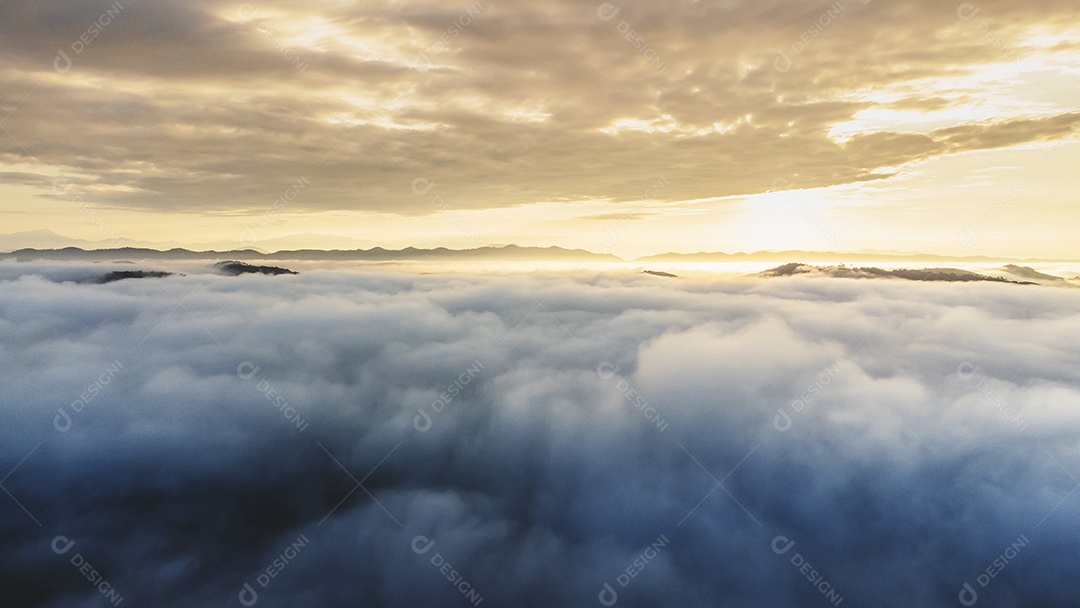 Vista aérea da paisagem Nascer do sol acima da luz dramática das nuvens