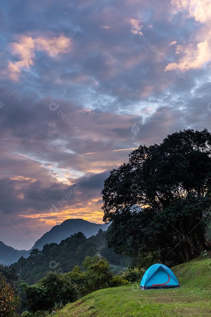 Paisagem montanhosa e tenda céu noturno dramático