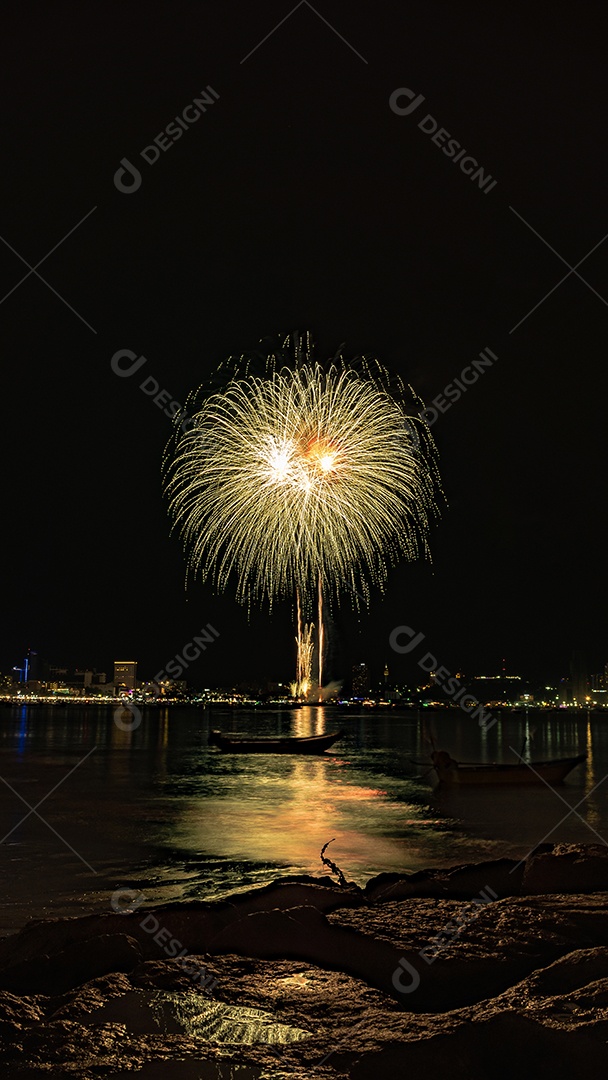 Fundo colorido abstrato do fogo de artifício ilumina o céu