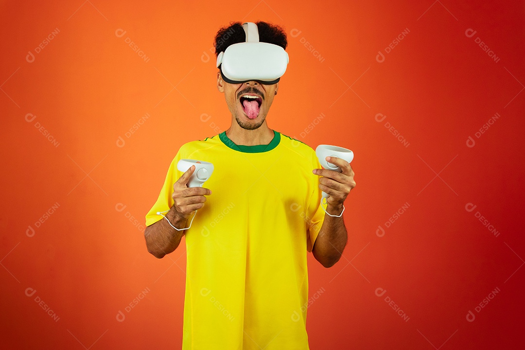 Jogador brasileiro - homem negro comemorando com óculos virtuais isolados em laranja