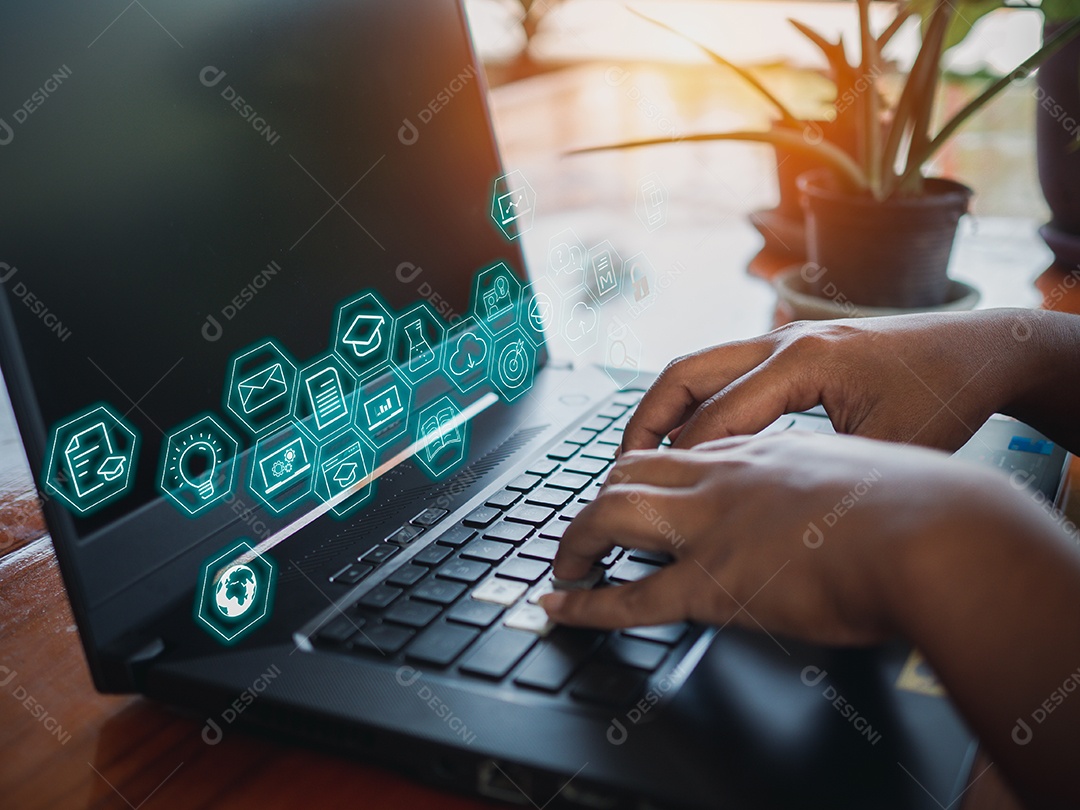 Mão humana trabalhando no computador. Conceito de negócio e tecnologia de comunicação.