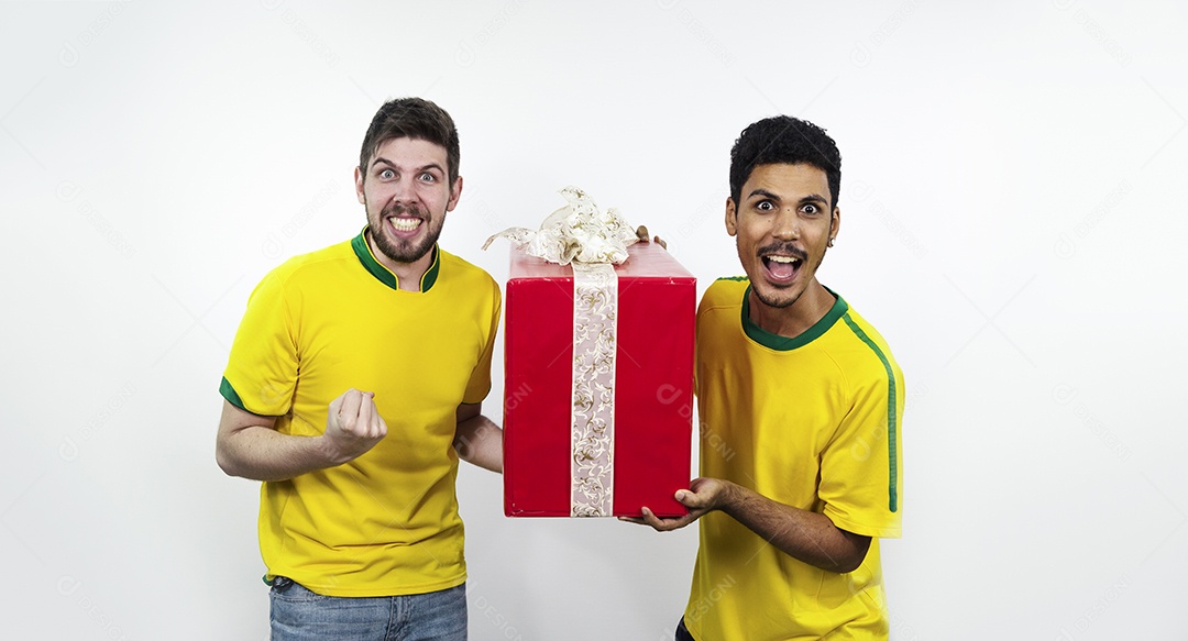 Grupo de amigos brasileiros de futebol com um presente vermelho isolado no branco