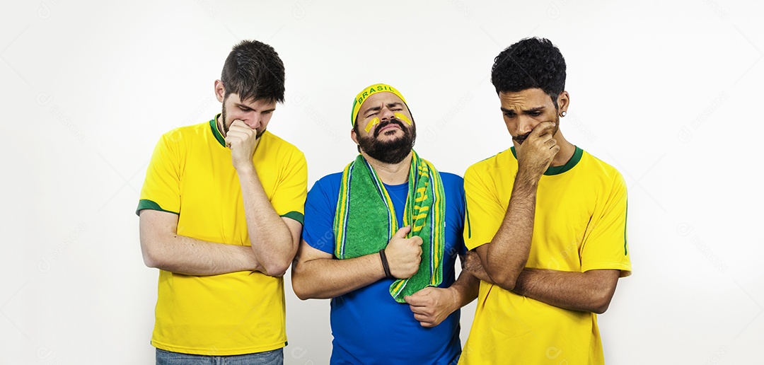 Grupo de amigos de futebol muito tristes isolados no branco