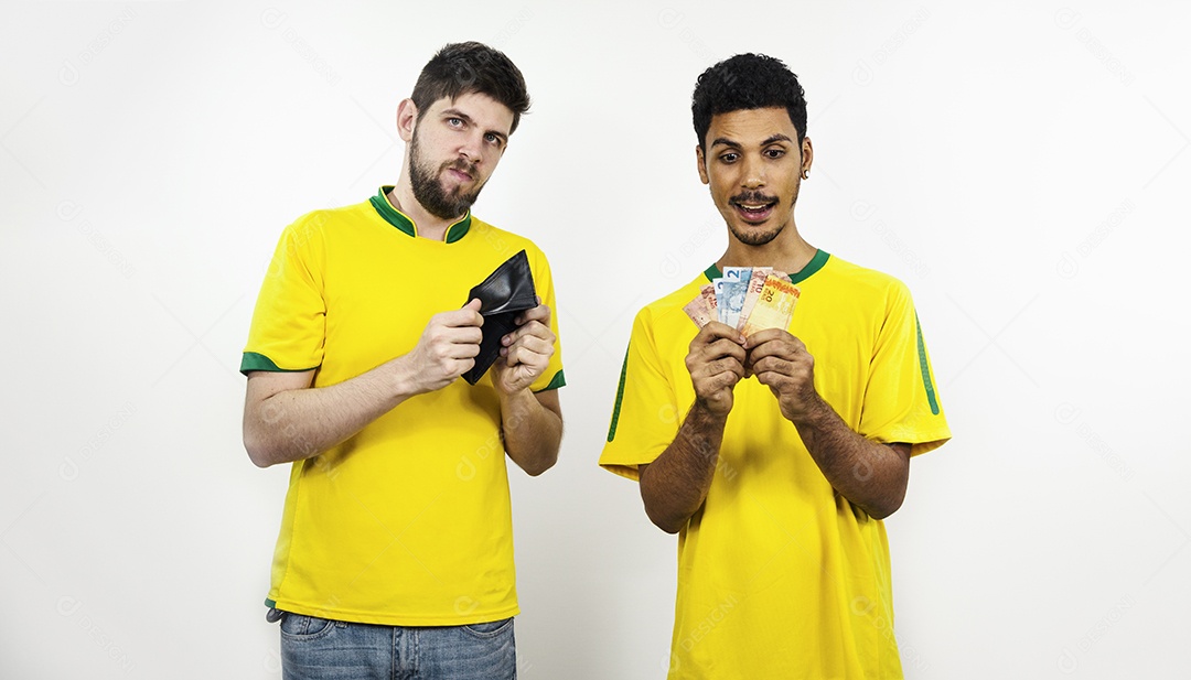 Grupo de amigos de futebol com dinheiro brasileiro isolado