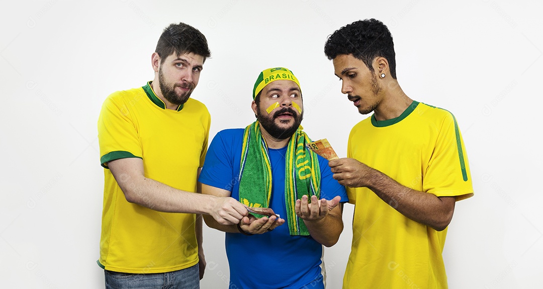 Grupo de amigos de futebol com dinheiro brasileiro isolado