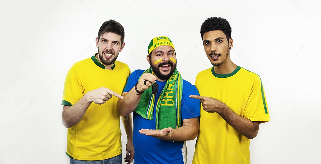 Grupo de amigos de futebol apontando para uma chave de carro isolada em branco