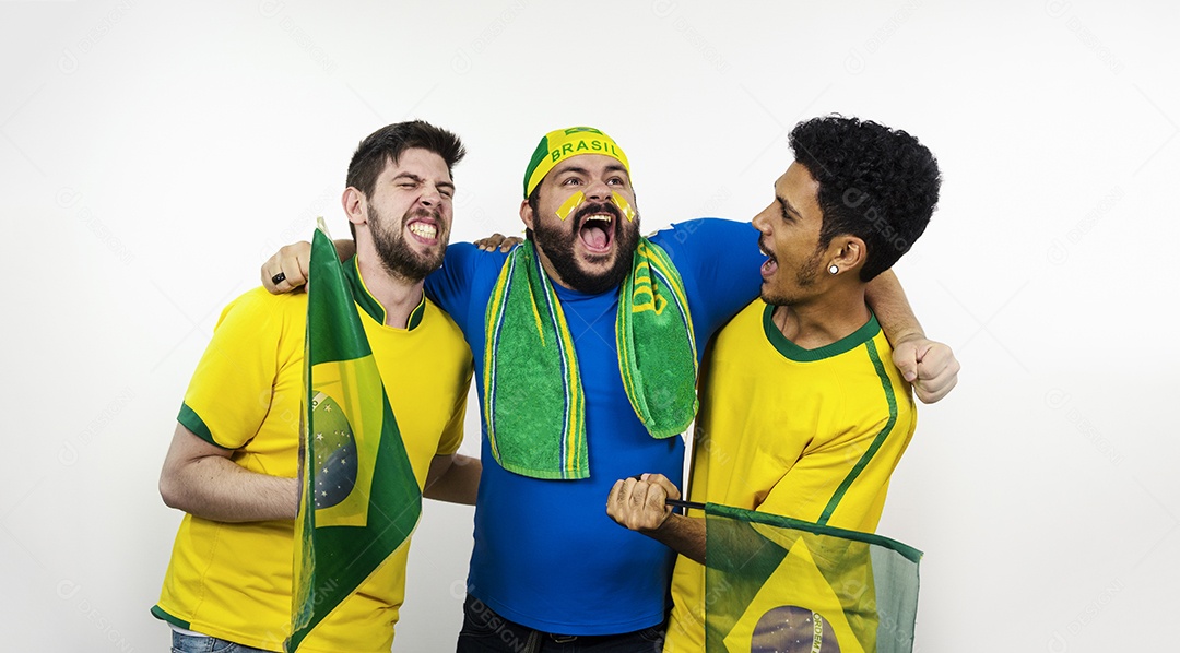 Grupo de amigos brasileiros de futebol comemora isolado no fundo branco