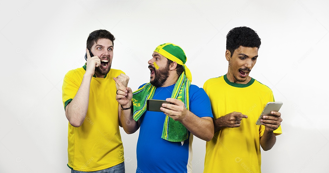 Grupo de fãs de futebol olhando celular isolado