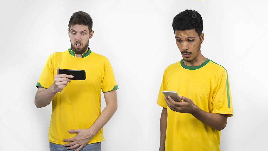 Grupo de fãs de futebol olhando celular isolado em backg branco