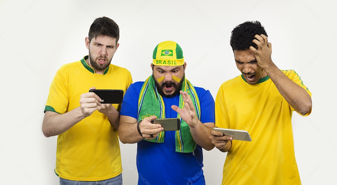 Grupo de fãs de futebol tirando sarro engraçado fundo branco isolado