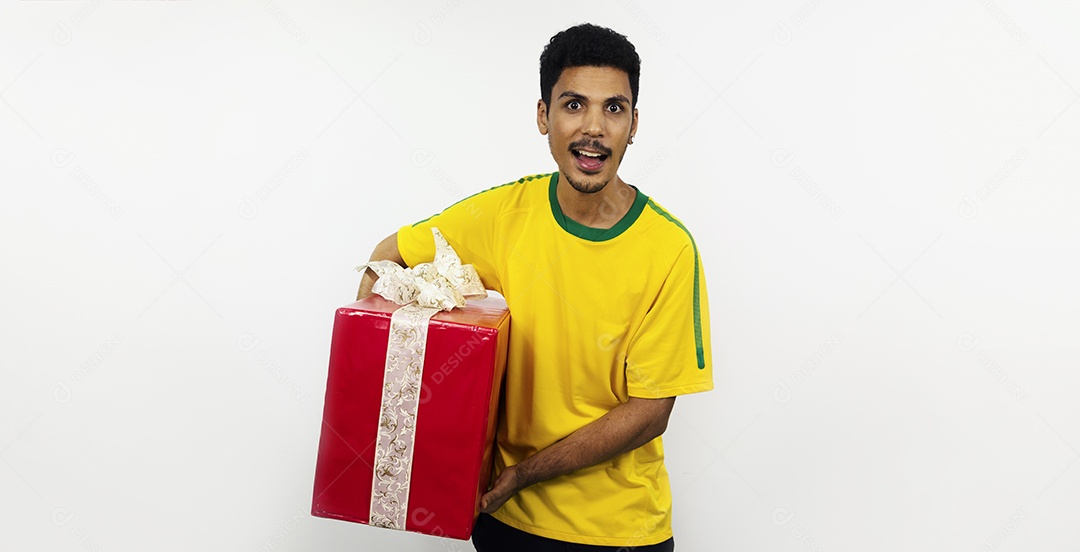 Fã de futebol brasileiro comemora com um presente vermelho isolado