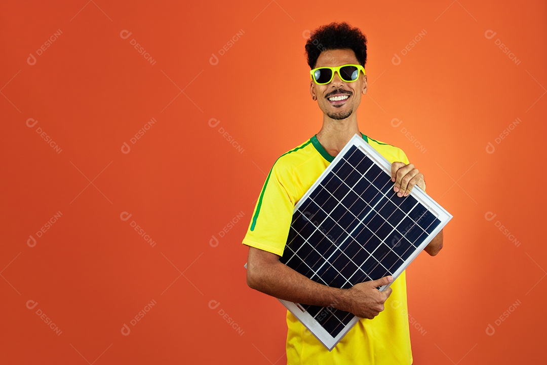 Homem negro comemorando segurando energia solar fotovoltaica