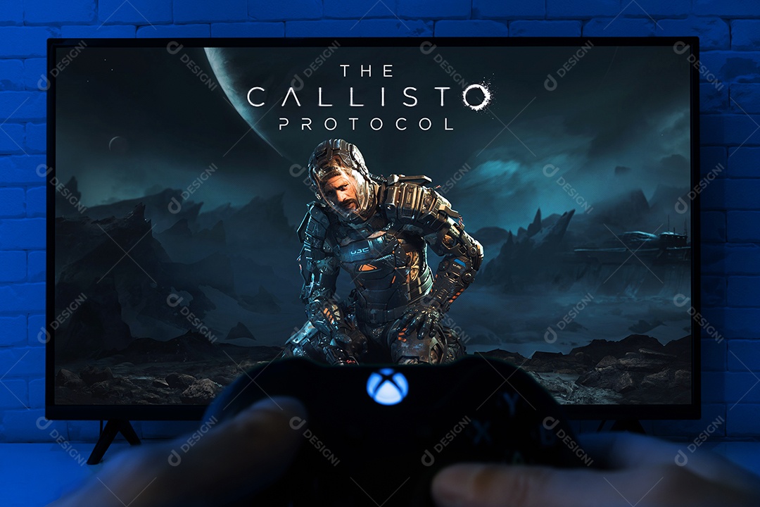 Mãos pessoa jovem jogando The Calisto Protocol Tv xbox