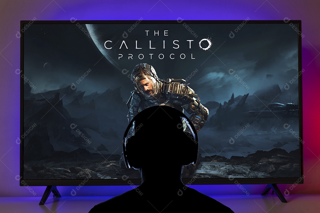 Homem jovem jogando The Calisto Protocol Tv usando fones de ouvido