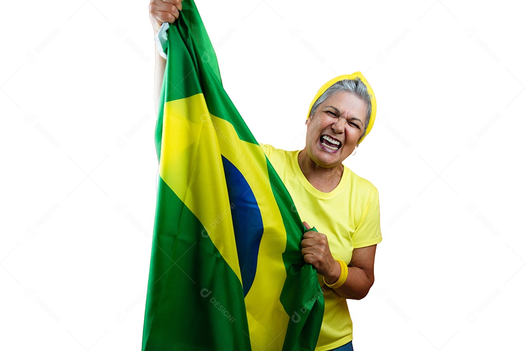 Mulher sênior com cabelos grisalhos, camisa amarela segurando a bandeira do Brasil